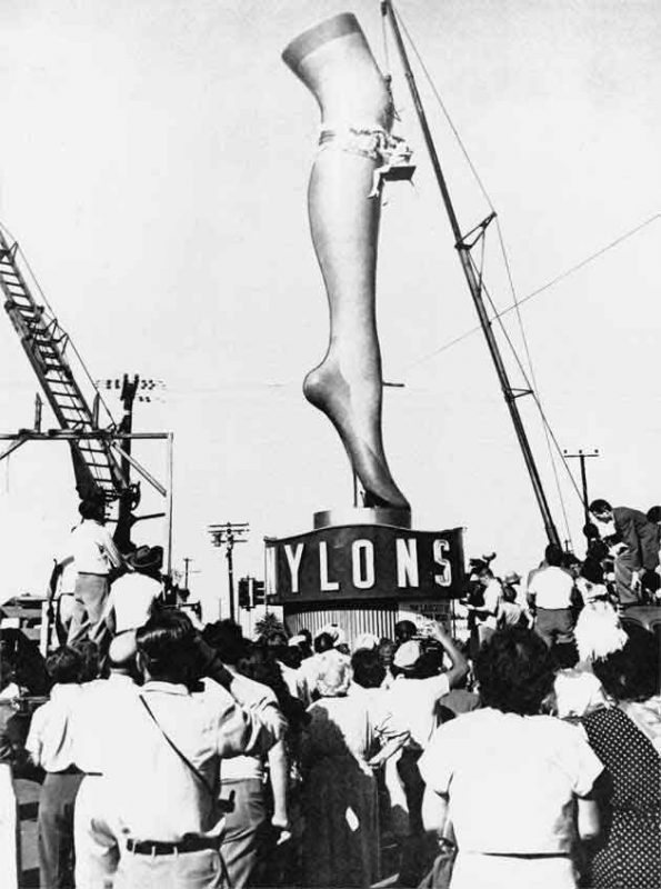 デュポン社が1930年代に開発し1939年に大量生産を行なったナイロン・ストッキングの宣伝。