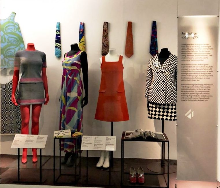 ヴィクトリア・アンド・アルバート博物館の展示品。20世紀のファッション・デザイナーのコーナーです。